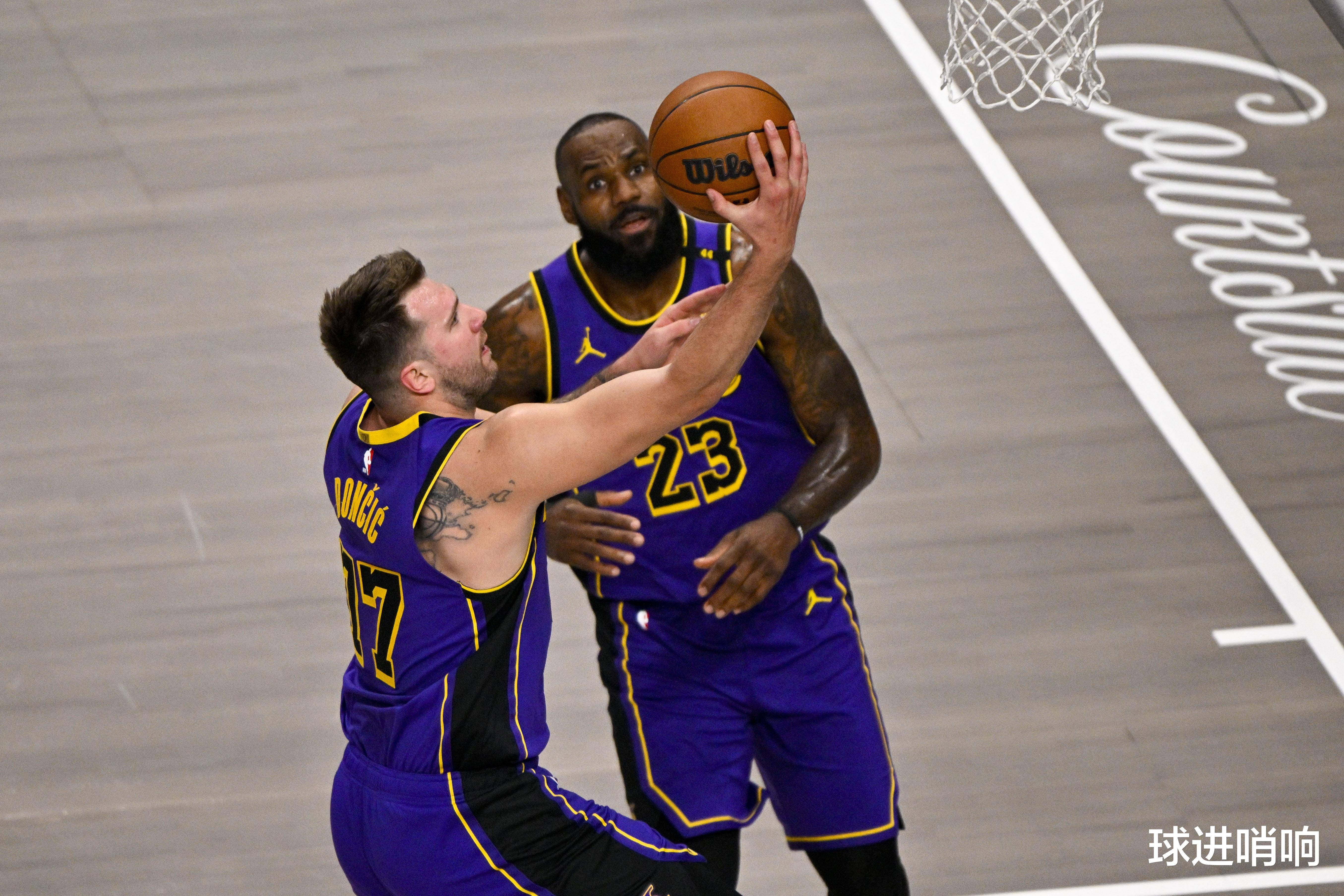 关于詹姆斯回归赛场，突破纪录首场状态亮眼，热火观众沸腾！的信息